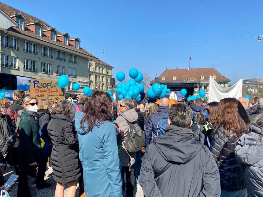 Demonstranten mit Luftballons