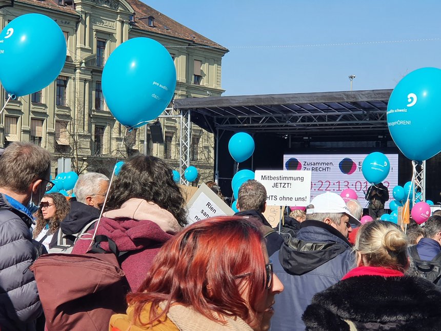 Demonstranten vor der Bühne